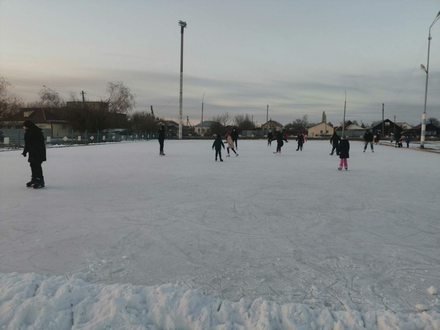 На городском стадионе работает ледовый каток.