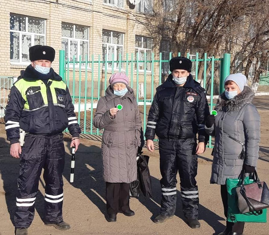 Сотрудники ОГИБДД провели профилактическую акцию "Пешеход, засветись!"