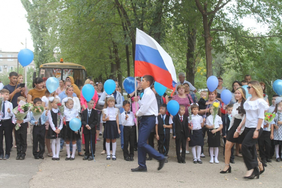 Школу №2 города Красный Кут посетил региональный министр строительства и ЖКХ Павел Мигачев