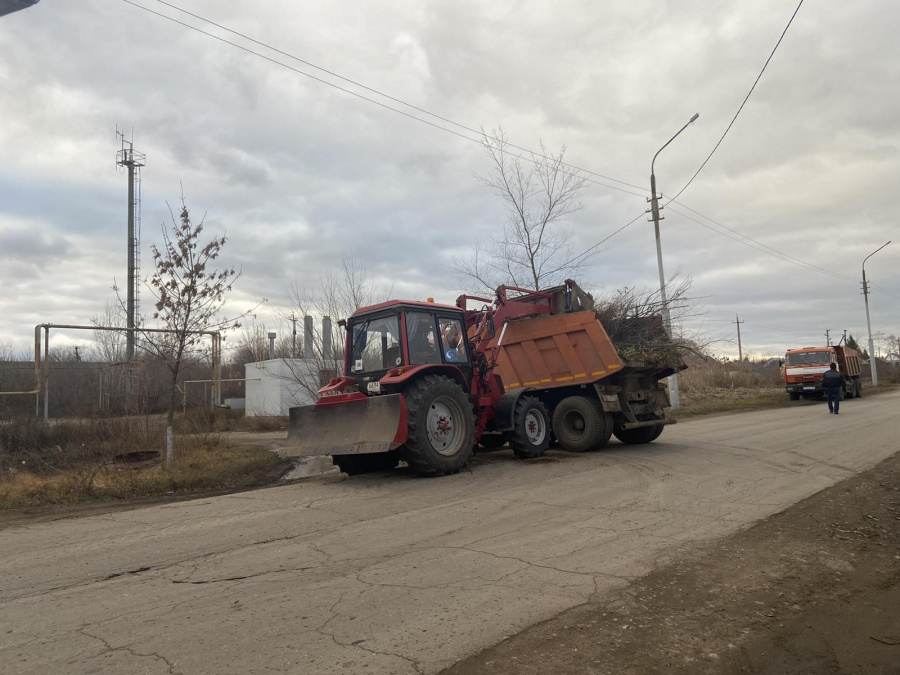 Активно ведутся работы по опиловке, уборке улиц и вывозу мусора