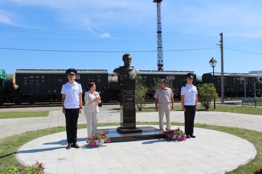 В Красном Куте состоялась торжественная церемония открытия бюста космонавту Герману Титову