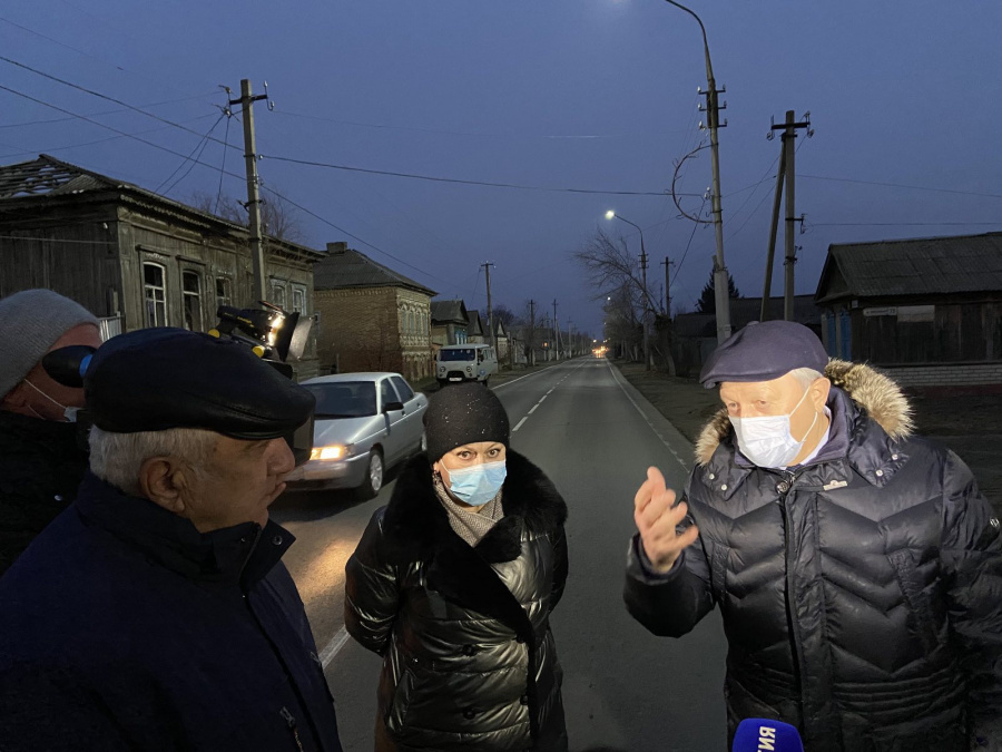 Губернатор Валерий Радаев во время визита в Краснокутский район ознакомился с ремонтом одной из главных улиц города – ул. Маяковского