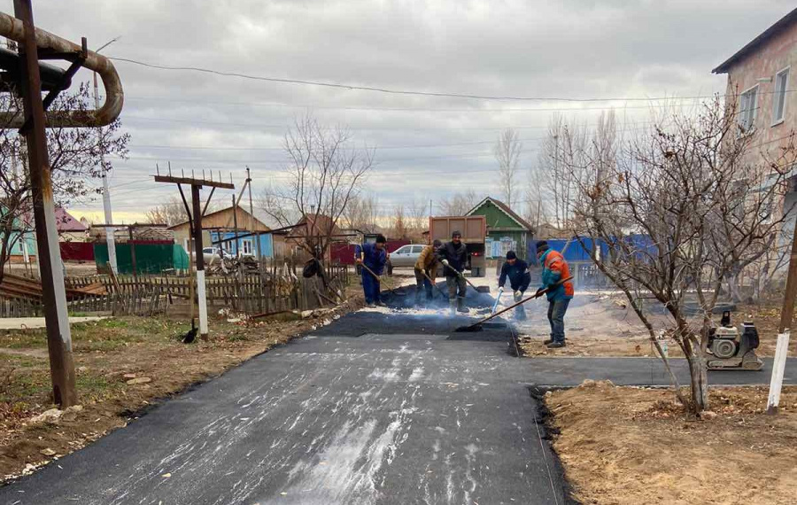 На городских дворовых территориях продолжаются работы по благоустройству